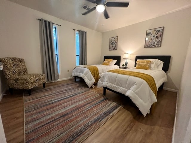 2 krevate dopio të rehatshëm dhe porta karikimi.  Një parmak krevati për foshnja ndodhet në dollap së bashku me mbajtësen e kostumeve.  