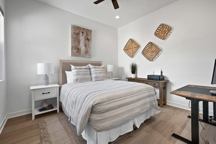 Hosť s vlastnou kúpeľňou s písacím stolom, monitorom a tlačiarňou. Počas pobytu si môžete vychutnať kúpeľné župany, papuče Frette a vlastné vybavenie kúpeľne.