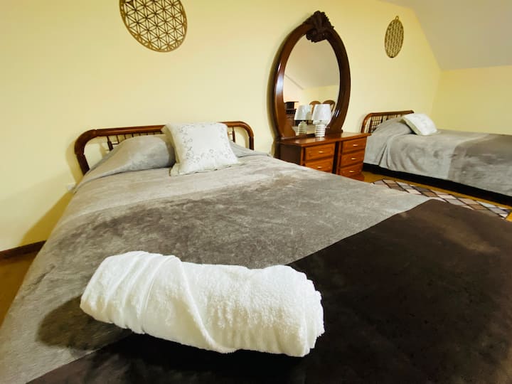 Ორი ორადგილიანი საწოლი და მისაღები ოთახი