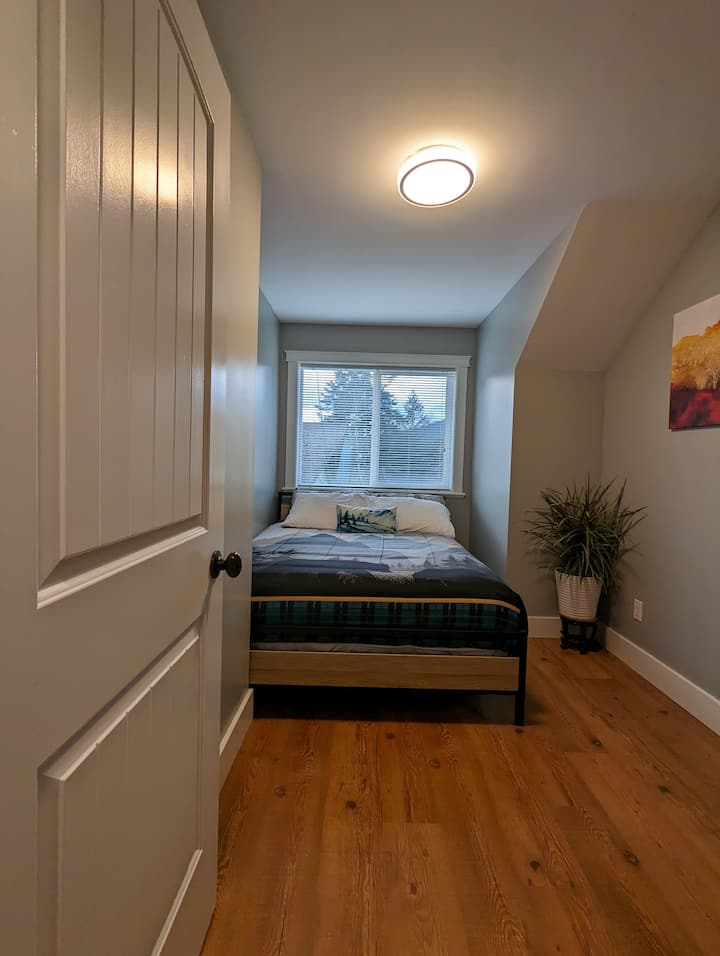 Საძინებელი 152 × 203 სმ ზომის საწოლით.