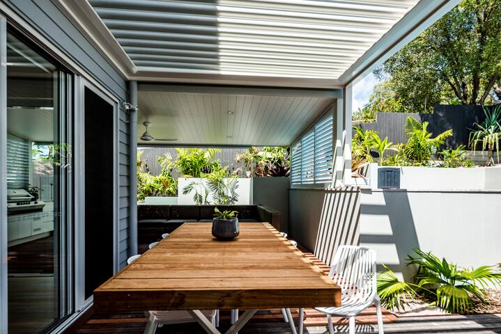 Noosa Heads, Family Entertainer – Inground Pool gallery image 5