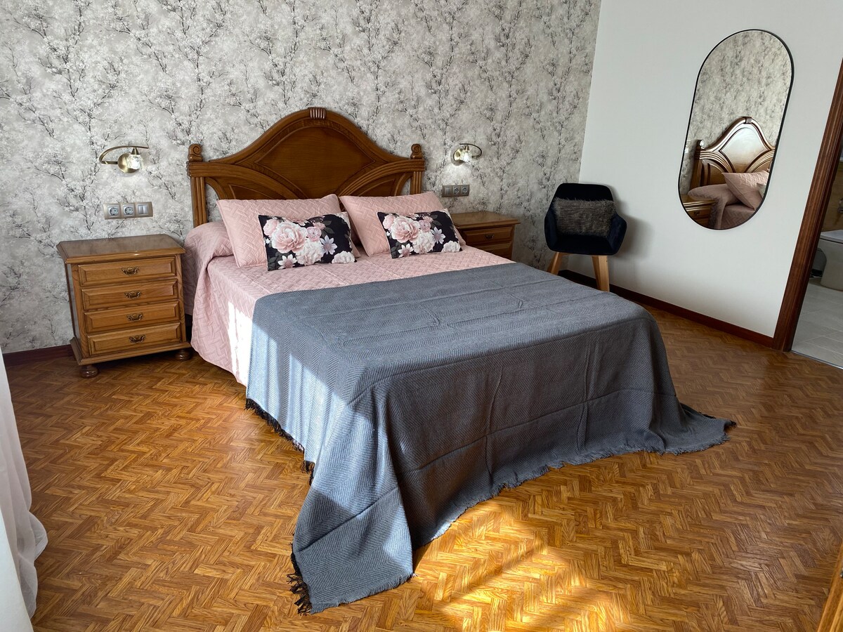 Master chumba cha kulala. 150x190cm kitanda, na mbalimbalilaylayer viscoelastic viscoelastic godoro na mito viscoelastic. 