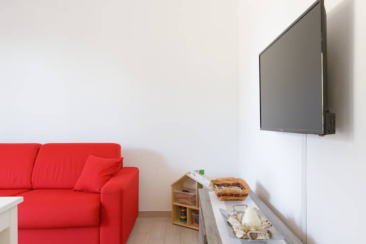 Dhomë ndenjjeje me krevat dopio divan dhe televizor ULTRA HD LED 40".