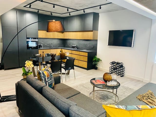 Newly Renovated Designer Apartment @ 9 Illovo