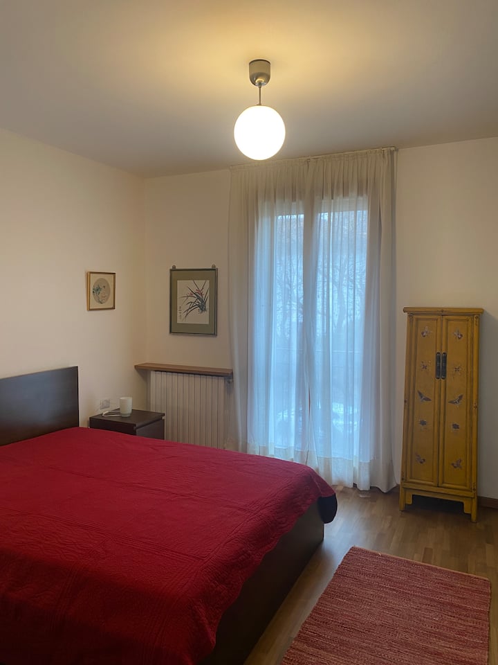 Dormitorio con cama doble 