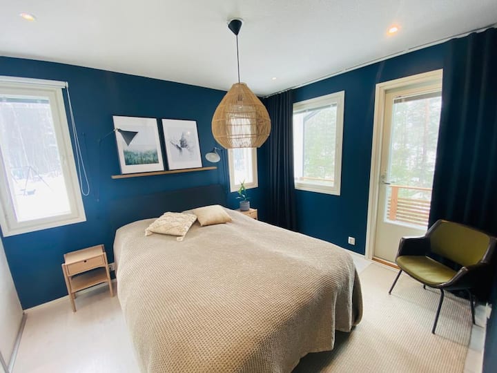 მთავარი საძინებელი პატარა აივნით, გარდერობითა და პირადი ტუალეტით. ყველა საძინებელს აქვს მუქი ფარდები და ჟალუზები.