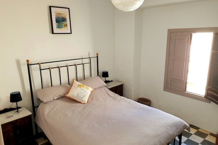  Უკანა საძინებელი - ორადგილიანი საწოლი; იატაკის ორიგინალური ფილები და დახურული ფანჯრები