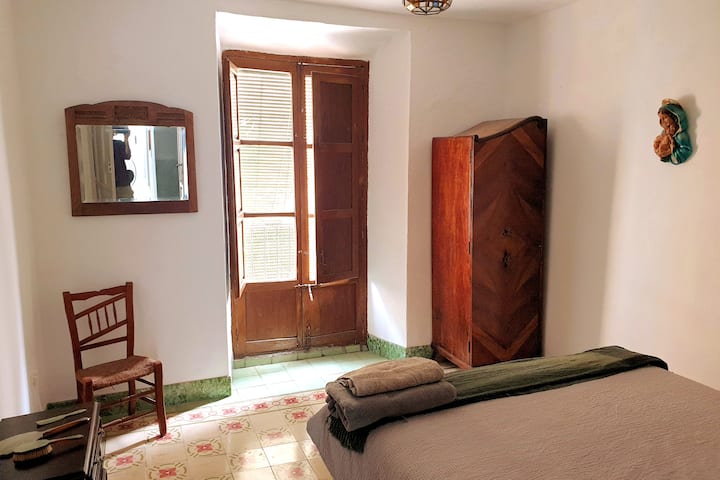 Წინა Kingsize საძინებელი - ხასიათით სავსე საკუთარი აივნით