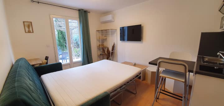 Спалня 1, след като леглото се разгъне