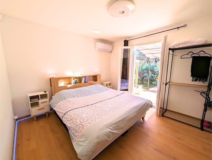 Спалня 2 суперголямо двойно легло със самостоятелна баня и достъп до тераса