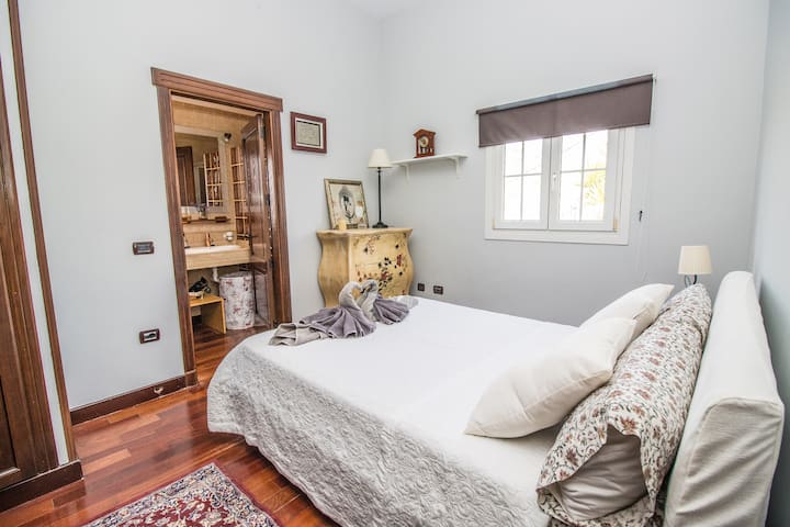 1 ห้องนอนกว้างขวางพร้อมตู้เสื้อผ้าขนาดใหญ่และทางเข้าห้องน้ำ