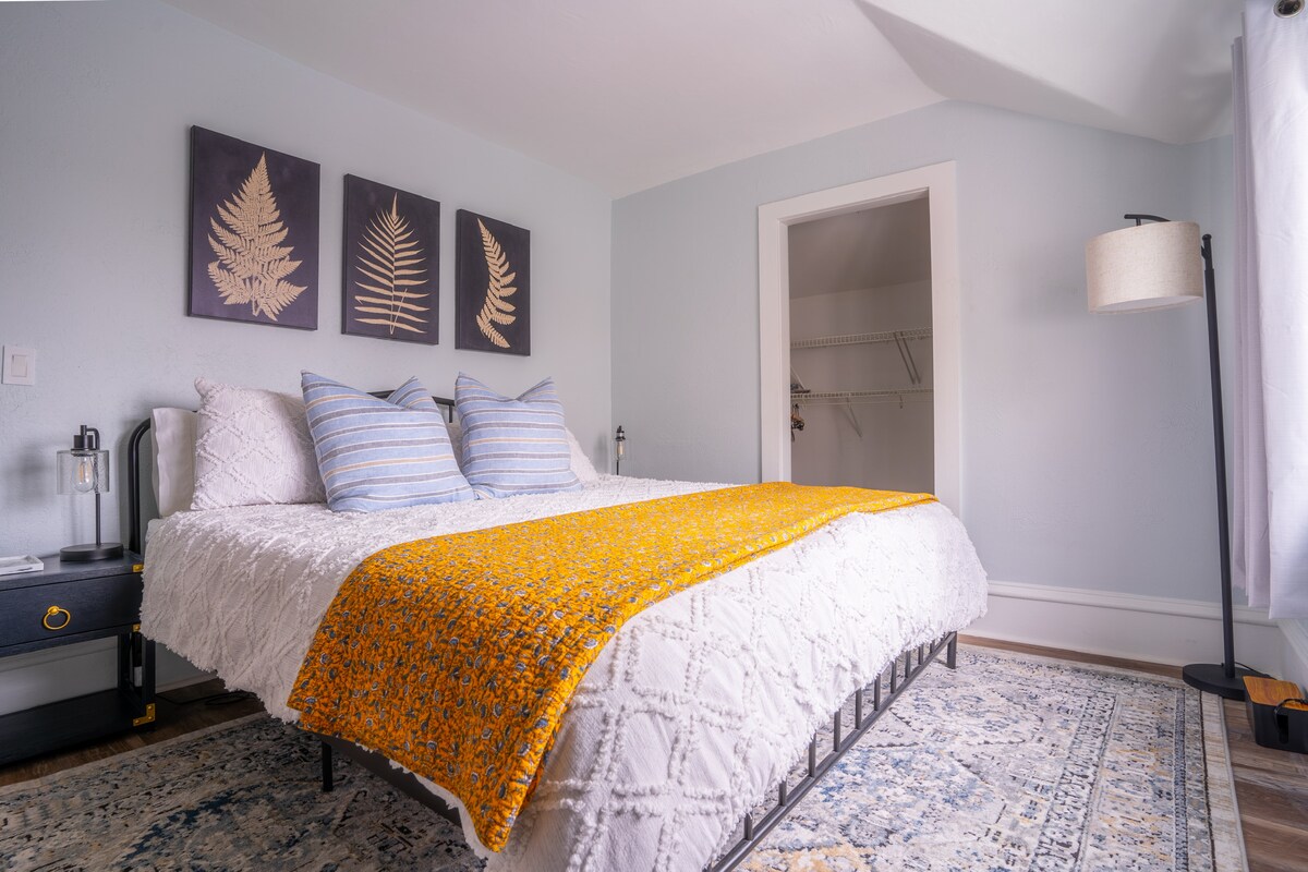 Kingsize slaapkamer met traagschuim matras en inloopkast. 