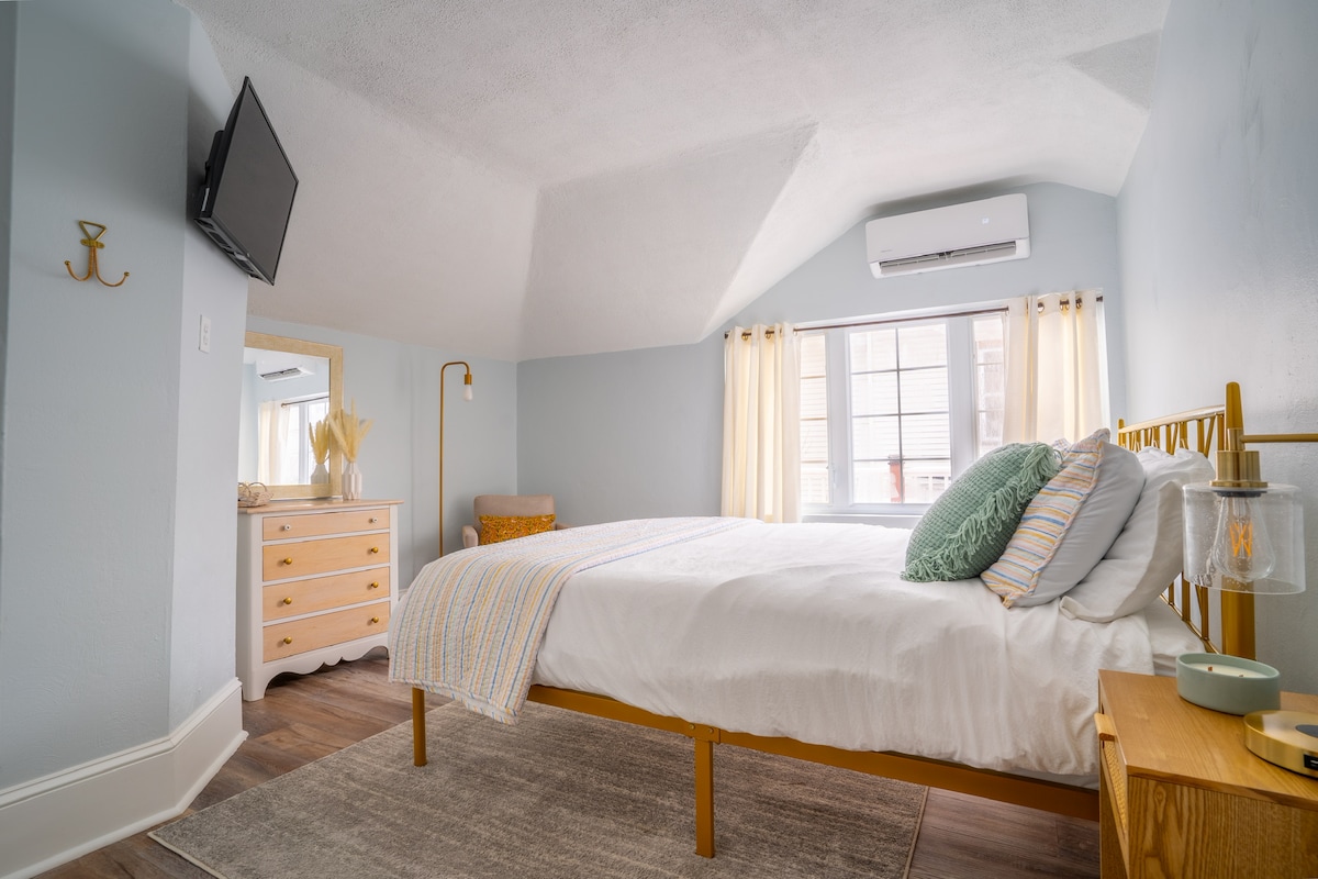 Queensize slaapkamer met Smart-tv en traagschuimmatras. 