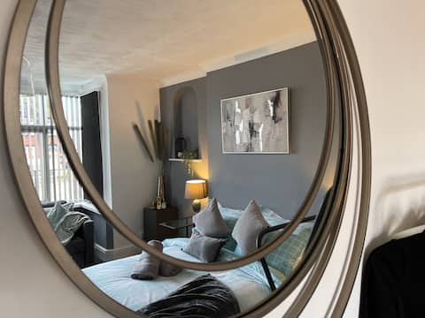 Casa Lobo's Beautiful Suites +free offroad parking