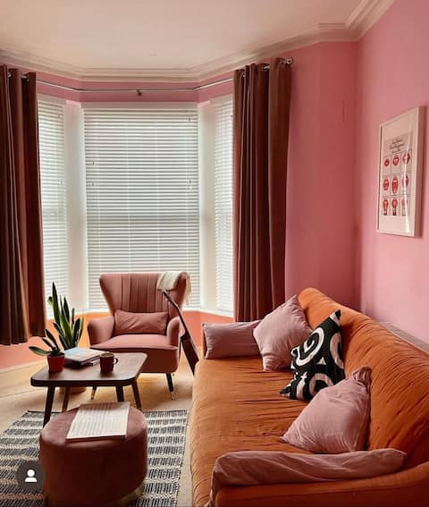 Top performing Airbnb: House near Penny Lane, free parking in Greenbank