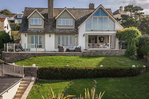 Top Airbnb: Stunning Sea Views. Sleeps 10. in Mortehoe