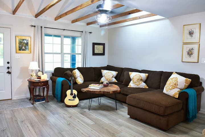 Дневна соба со таван на таванот