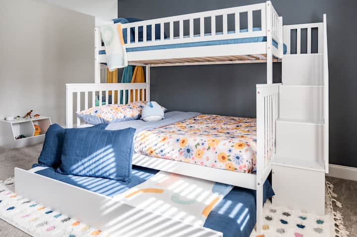 必要な休息を楽しんだり、快適な夜を楽しんだりする場合でも、プルオーバーベッドを備えたダブルデッキは、リラクゼーションと穏やかさの縮図を提供し、思い出に残る滞在を提供します。