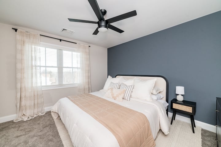 私たちの広々とした贅沢なベッドは、比類のない快適さと、カップルや一人旅のための広々とした睡眠の天国を提供する、Airbnbの宿泊施設のハイライトです。