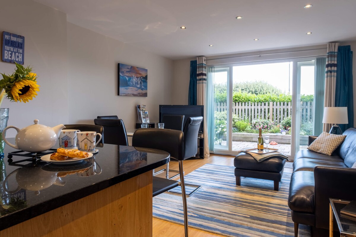 Top Airbnb: Boscombe Beach, Cliff Top, Private SF Patio Garden in Christchurch
