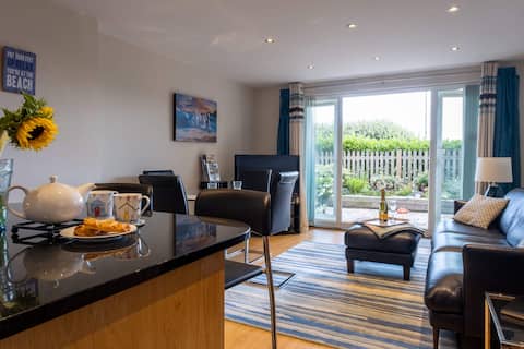 Top Airbnb: Boscombe Beach, Cliff Top, Private SF Patio Garden in Christchurch