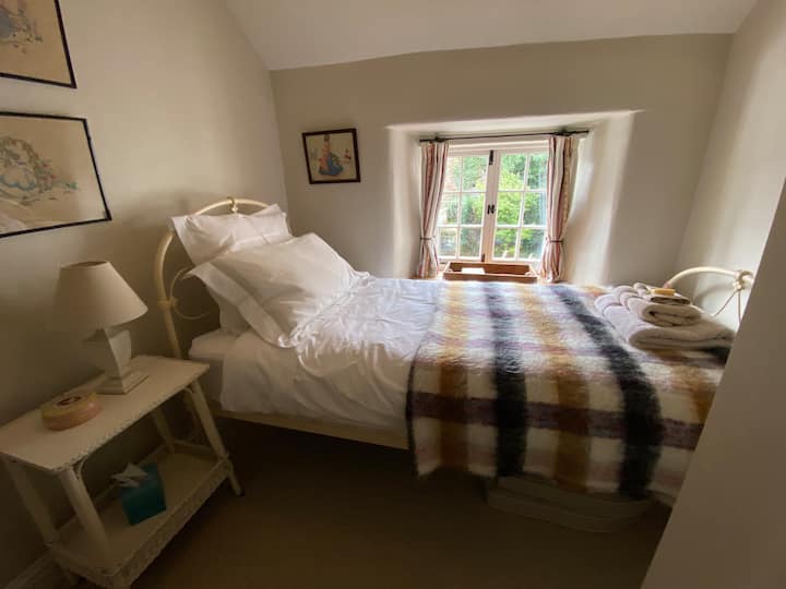 Accessed from the master bedroom, the single room is compact & bijou, perfect for children or Granny! There is a storage alcove & a deep windowsill with views onto the back patio area.
Bed linen & towels provided.