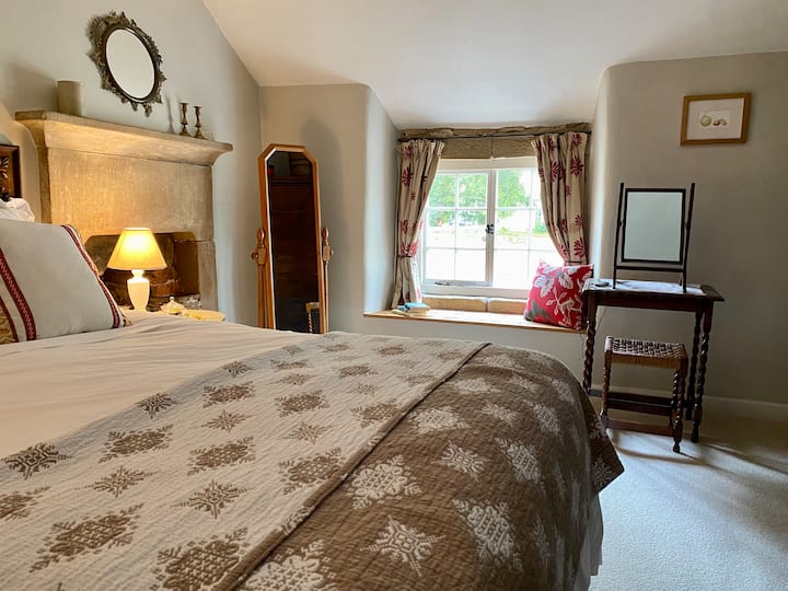 The master bedroom oozes calm & cosy.  Kingsize double bed, an original feature fireplace & antique furniture. The deep window seat is a great place to watch the world go by or relax with a book on a rainy day. Bed linen & towels all provided...