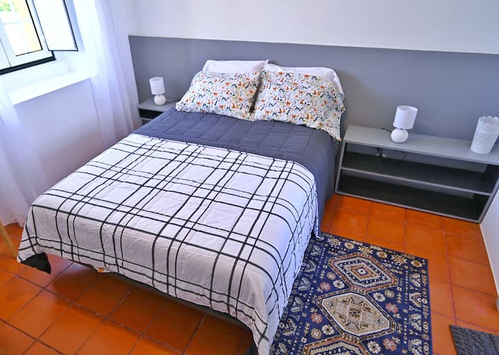 Ორადგილიანი საწოლი და წიგნების კარადა, სრული ზომის თავსაფარი და კომფორტული ლეიბი კარგი ძილისთვის!  Ყველა ოთახს აქვს დამატებითი აბაზანა საშხაპითა და ბიდეთი. 