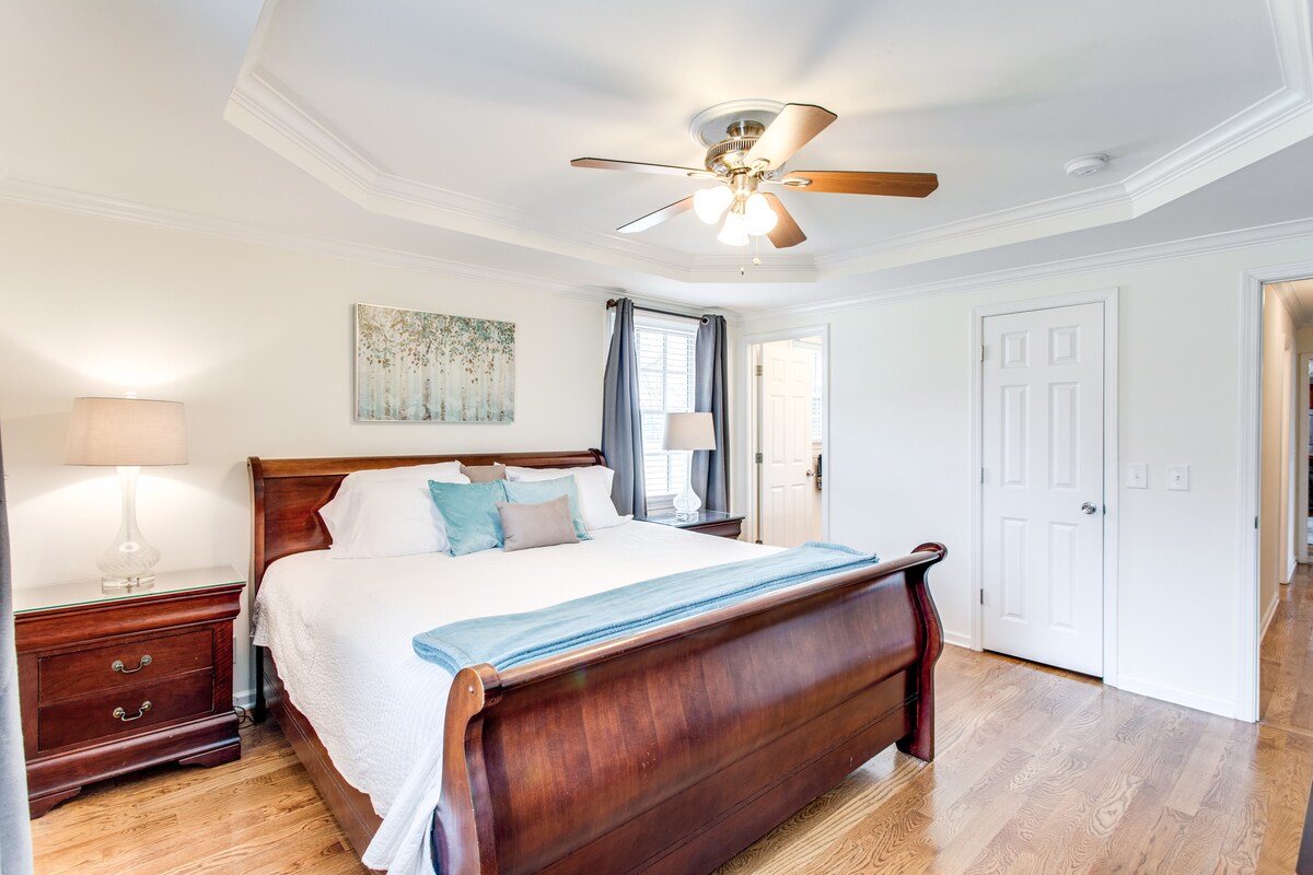 Cama tamaño king con baño privado.