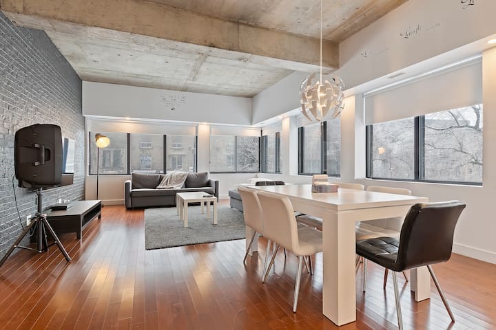 Location – Rooftop terrace – Free Parking!