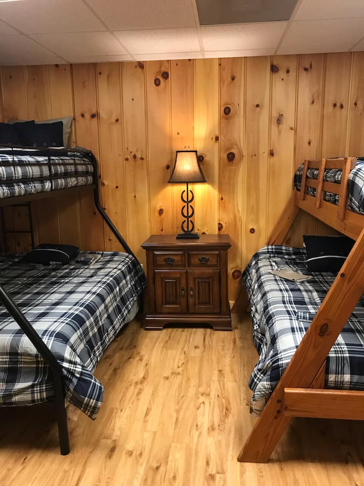 La habitación con literas con camas completas y individuales.