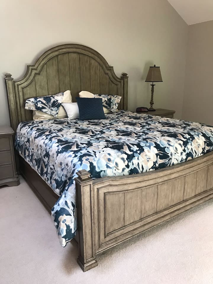 1 .ª cama king en el piso principal - Dormitorio principal. Esta es una de las tres habitaciones tamaño king.
