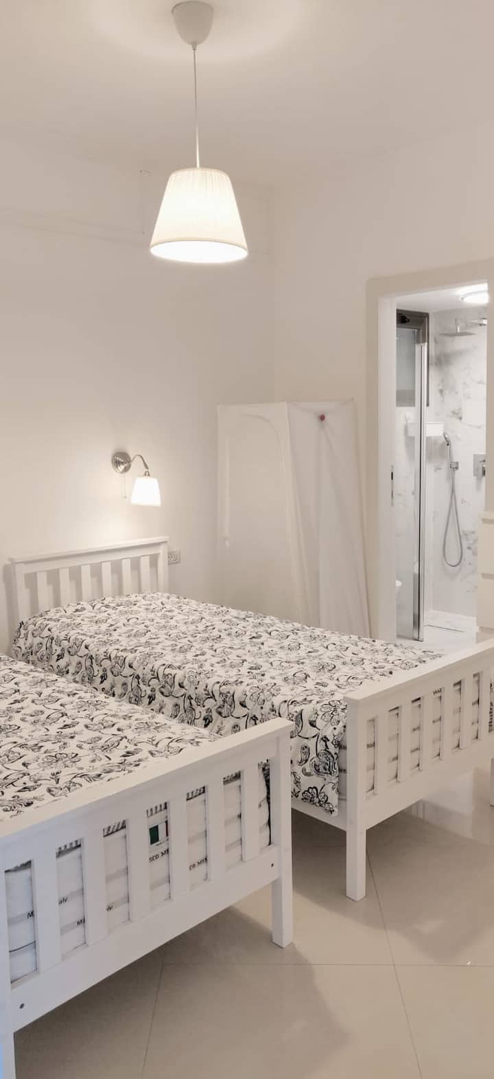 Dhoma nr. 4 me banjën e saj private (dush + tualete)