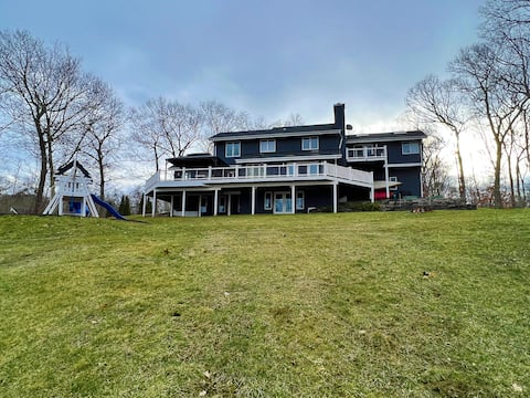 Beautiful Lakehouse ~ Sleeps 5-8 ~ Large Deck
