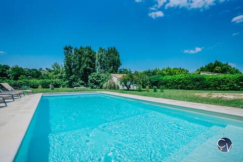 Quiet, quiet, private pool, large, wooded garden,
