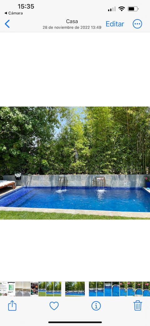 Casa jardín exuberante y piscina