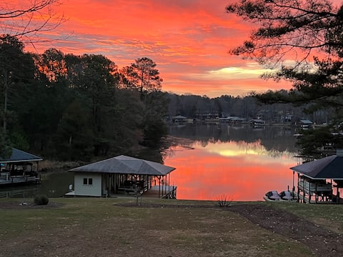 Teddy’s Place Lakefront, Dock, Game Rm & fire pit