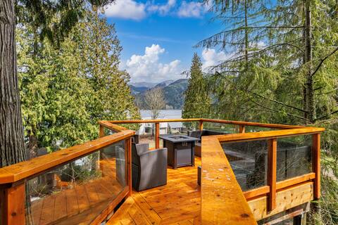 Lake View Chalet- Large Groups & Pets Welcome