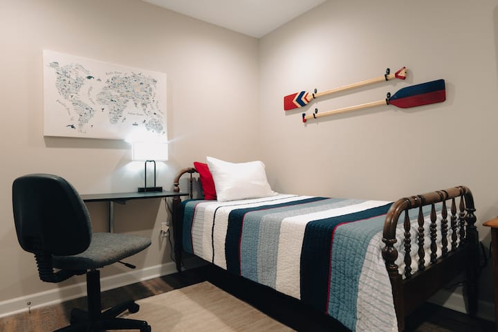 to become a desk, economically using the space in the twin bedroom. 