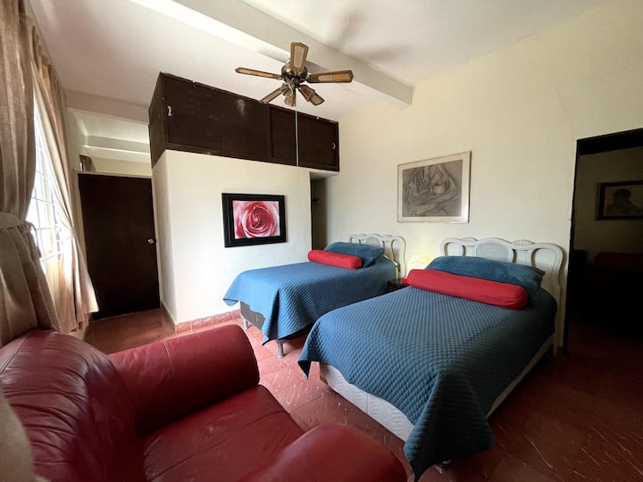 Chambre n °3 (première partie), deux lits jumeaux et un canapé simple.