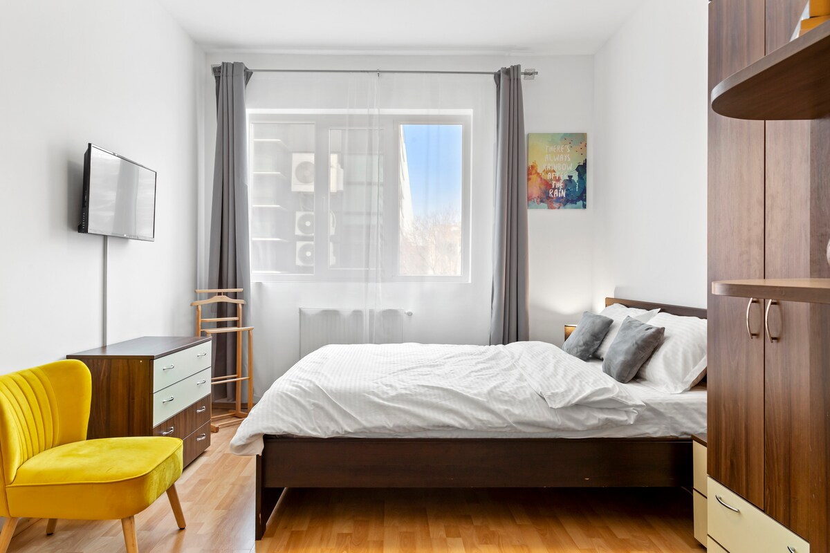 Dormitorio principal con mucho espacio de almacenamiento para una estancia corta o larga 