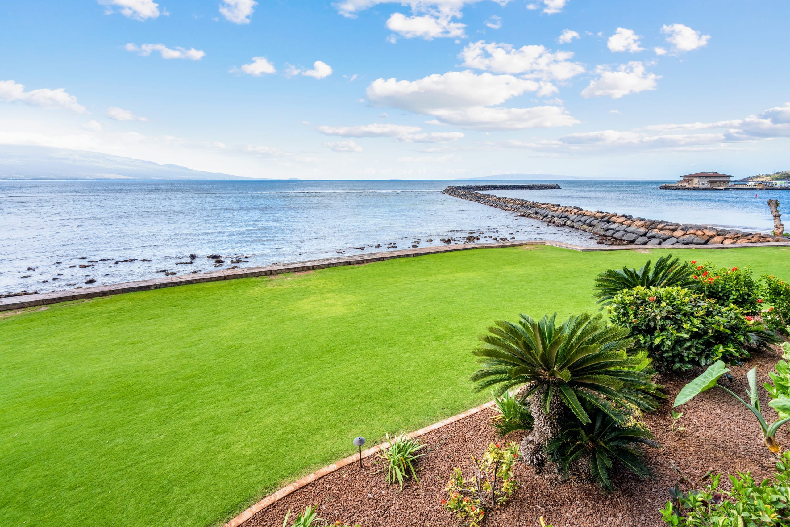 Condo in Wailuku · ★4.98 · 1 bedroom · 2 beds · 1 bath - Image 20