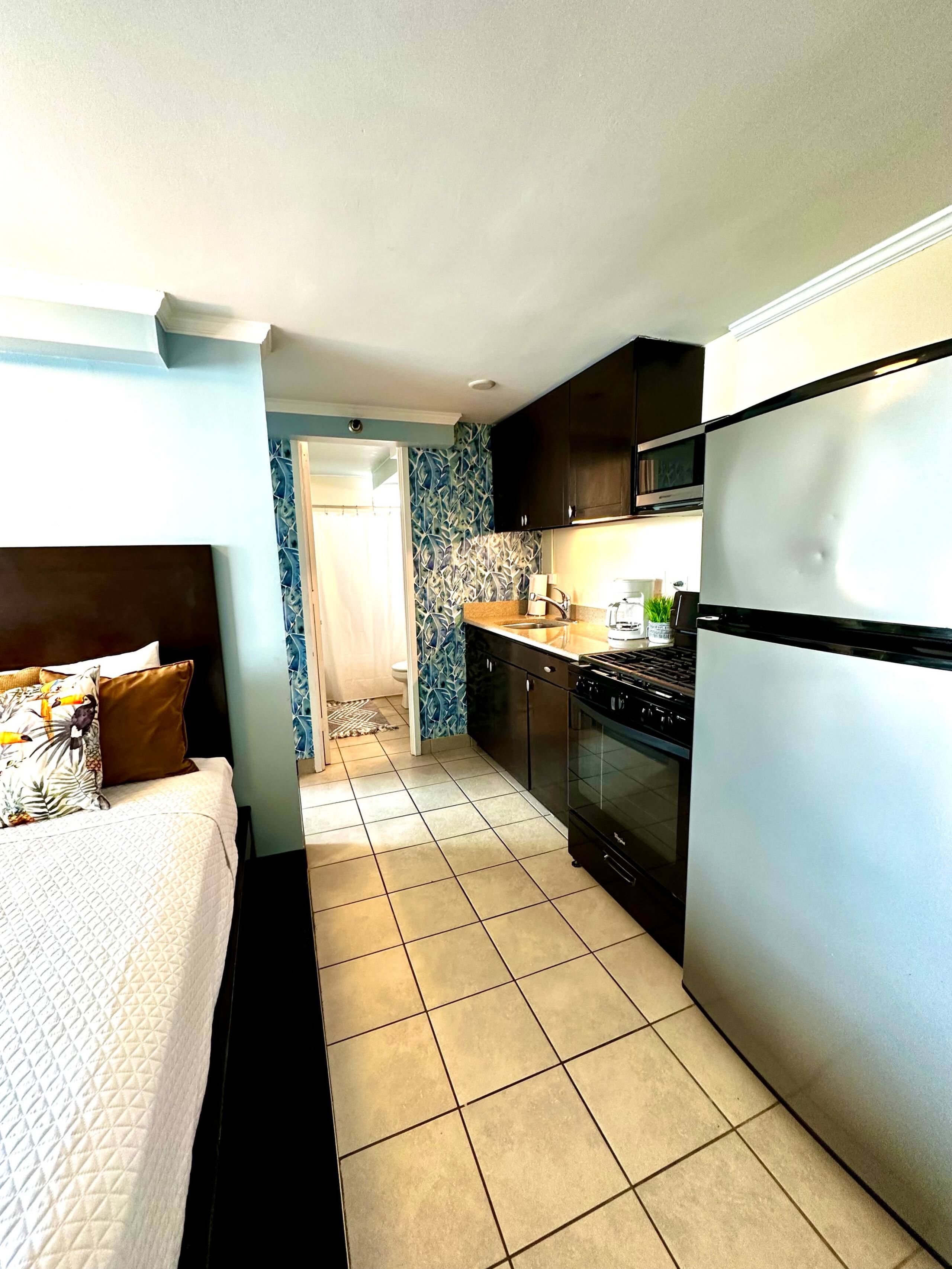 Perfect for family or friend group Waikiki Condo! - Image 7