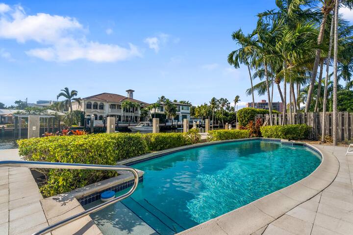 Waterfront Bontona Luxury house with pool gallery image 3