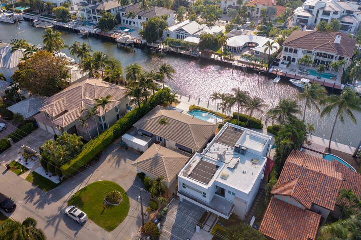 Waterfront Bontona Luxury house with pool gallery image 5