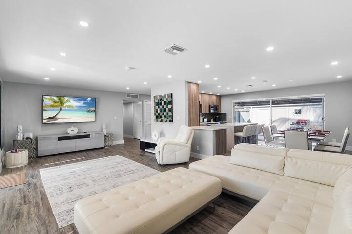 Waterfront Bontona Luxury house with pool gallery image 4