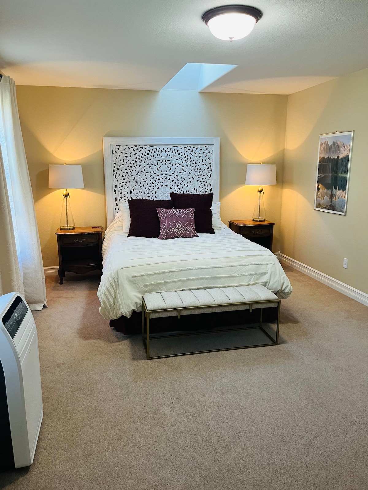 3号卧室主卧配备标准双人床和天窗