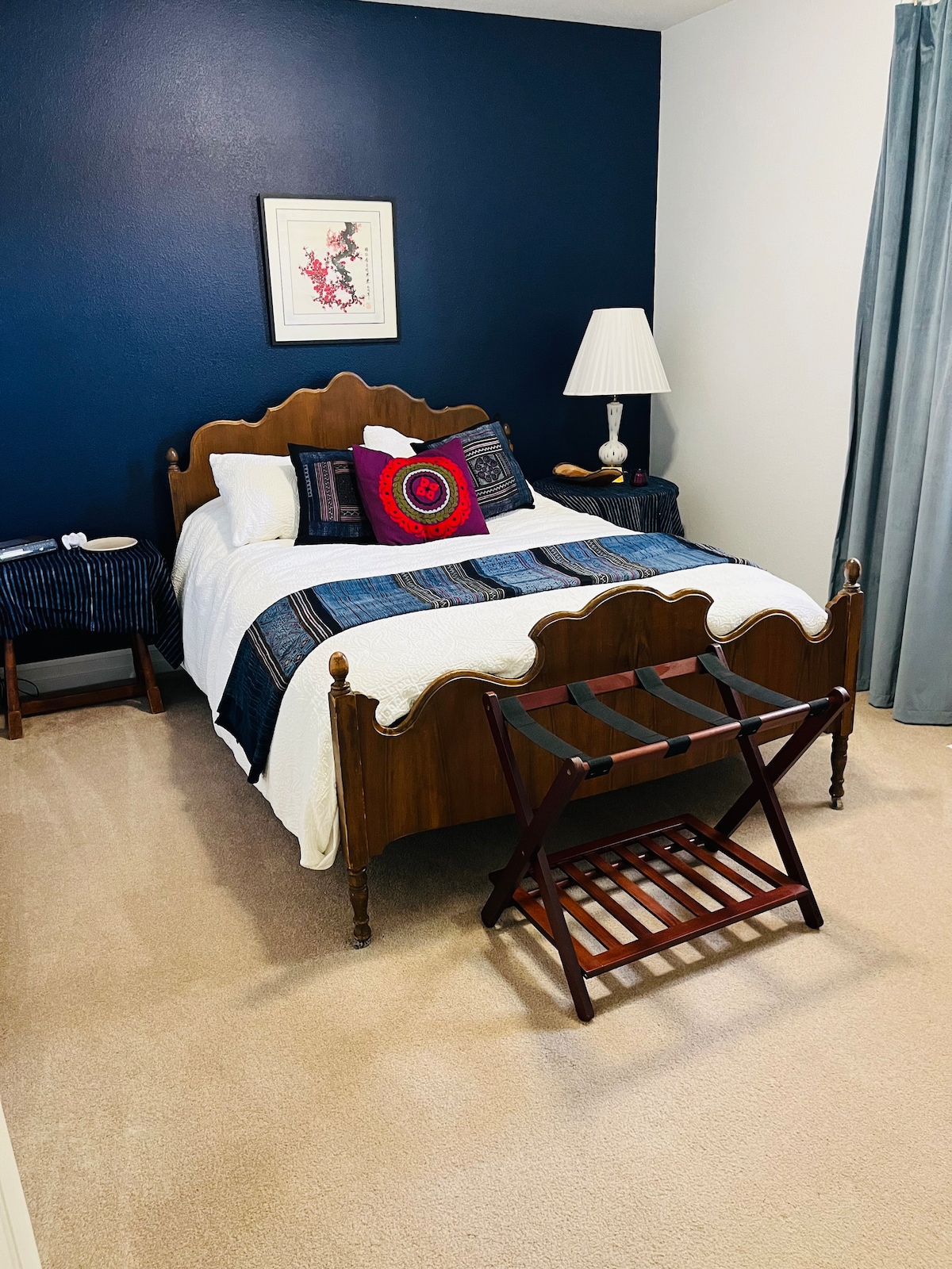 2号卧室楼上卧室配有双人床、衣柜、梳妆台、行李架