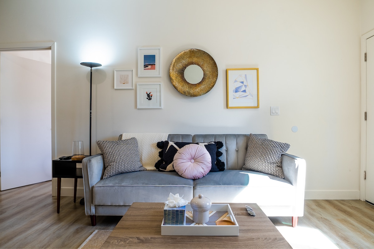 Sebule iliyo na Kitanda cha Sofa ambapo migongo inaweza kubadilishwa ili kulala chini. 