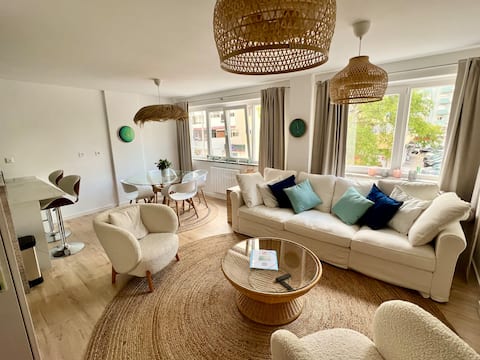 Explore Caparica's beaches & Lisbon-stylish flat